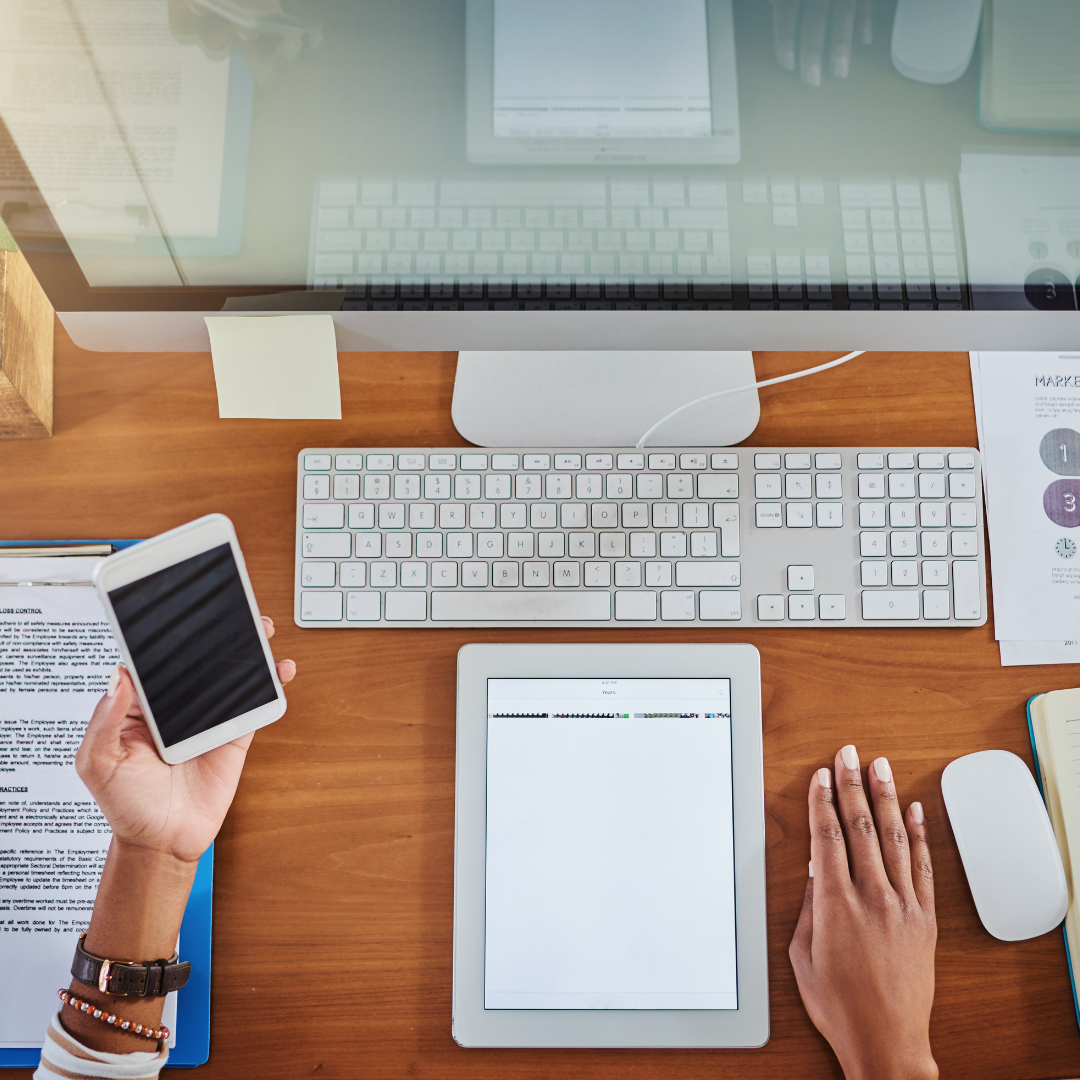 organisation bureau femme ordinateur, mobile et tablette